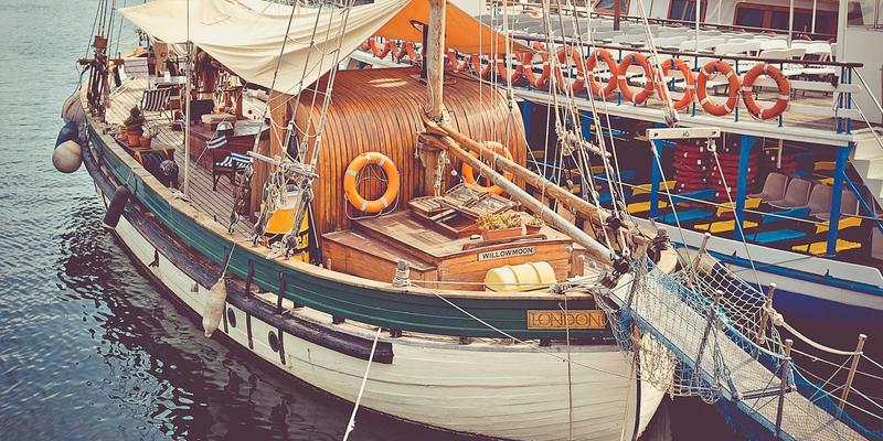 Spotkanie zespołu agencji marketingowej przy analizie wyników kampanii cyfrowej