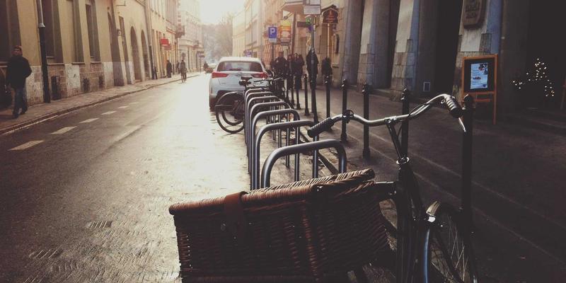 Specjalista ds. marketingu cyfrowego pracujący przy komputerze z wykresami SEO